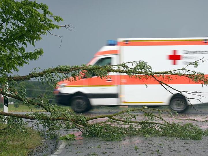 Ein Rettungswagen fährt über eine Straße. Foto: Karl-Josef Hildenbrand/Archivbild