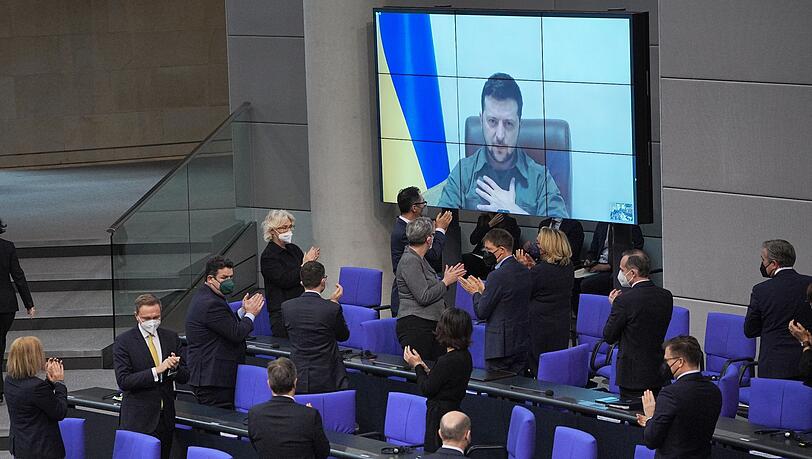 Der ukrainische Präsident Wolodymyr Selenskyj spricht per Video zu den Abgeordneten im Bundestag.