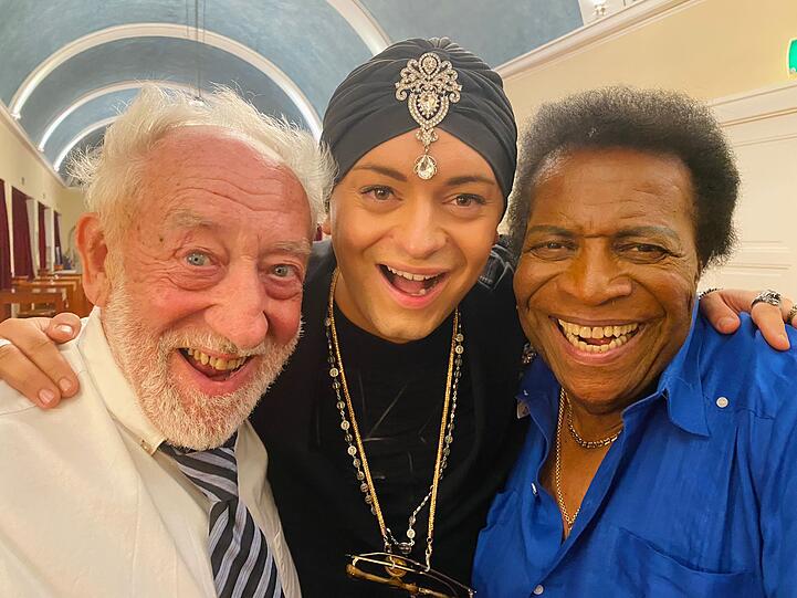 Zwei Show-Legenden und ein TV-Liebling: Julian F.M. Stoeckel schickte dieses Foto mit Dieter Hallervorden und Roberto Blanco der AZ