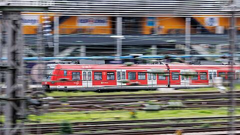 Eine S-Bahn fährt in den Münchner Hauptbahnhof ein.