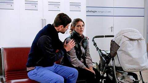 "Rote Rosen": Valerie (r.) ist mit allem überfordert und wird von Julius unterstützt.
