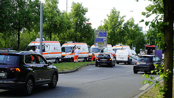 In der Belgradstraße warten fünf Einsatzfahrzeuge des Katastrophenschutzes.