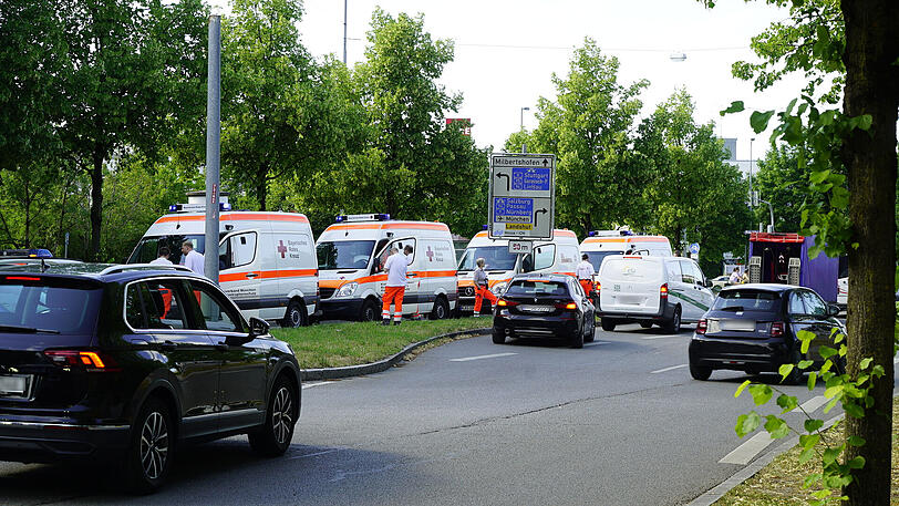 In der Belgradstraße warten fünf Einsatzfahrzeuge des Katastrophenschutzes.