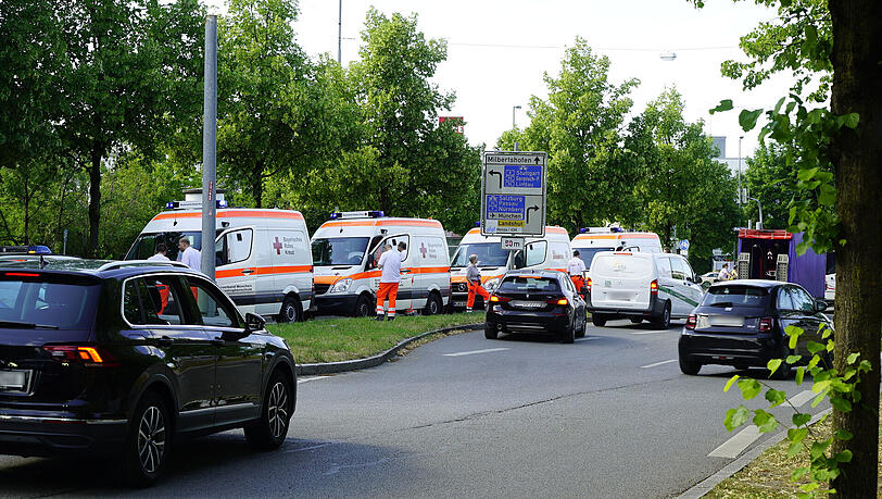 In der Belgradstraße warten fünf Einsatzfahrzeuge des Katastrophenschutzes.