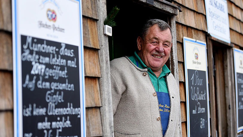 Der H&uuml;ttenwirt des M&uuml;nchner Haus auf der Zugspitze, Hansj&ouml;rg Barth steht im Jahr 20217 auf der Zugspitze bei Grainau in der H&uuml;ttent&uuml;r. Seit 2023 f&uuml;hren seine Kinder das Wirtshaus.