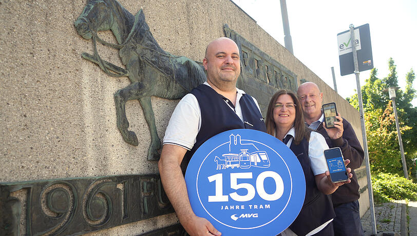 Ein neuer Audioguide führt durch die Münchner Tram-Geschichte. (v. li.) Michael Baumann, Andrea Giuffré und Holger Reinemer am Trambetriebshof in der Einsteinstraße. Ein neuer Audioguide führt durch die Münchner Tram-Geschichte. (v. li.) Michael Baumann, Andrea Giuffré und Holger Reinemer am Trambetriebshof in der Einsteinstraße.