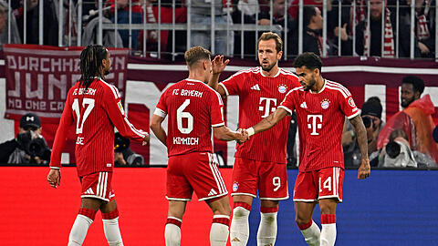 Joshua Kimmich gratuliert Luis D&iacute;az zum Tor zum 1:0 des FC Bayern gegen RB Leipzig.