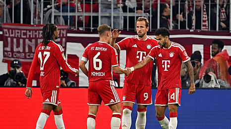 Joshua Kimmich gratuliert Luis D&iacute;az zum Tor zum 1:0 des FC Bayern gegen RB Leipzig.