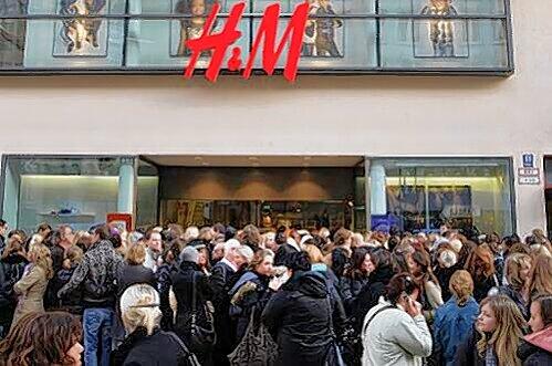 Massenandrang am Samstag vor H & M in der Fußgängerzone.