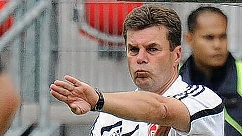 Lobt die &bdquo;taktische Disziplin&ldquo;: Club-Trainer Dieter Hecking.
