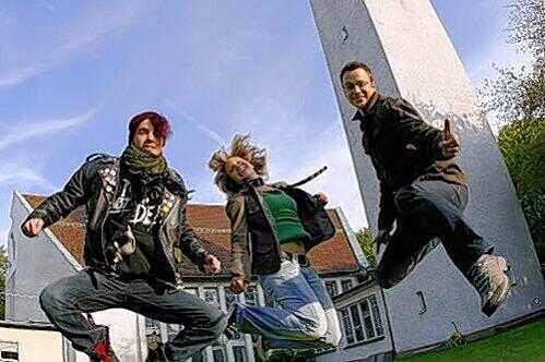Jan Stauch, Daniela Mailänder und Tobias Fritsche (v. l.) haben viel Spaß in der Jugendkirche, wie das Bild zeigt.