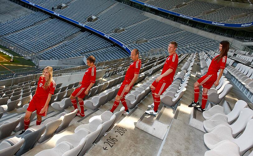 Das neue Heimtrikot für die kommende Spielzeit: In der Allianz Arena hat der FC Bayern die neuen Leiberl vorgestellt. Die Bilder