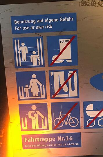In München weisen Warnschilder auf die Gefahren für Hunde hin.