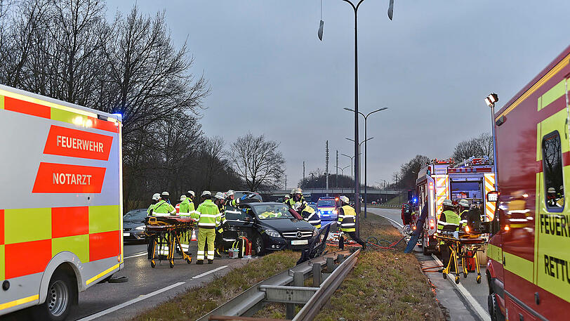 Die 47-Jährige musste von der Feuerwehr aus dem Wrack befreit werden.