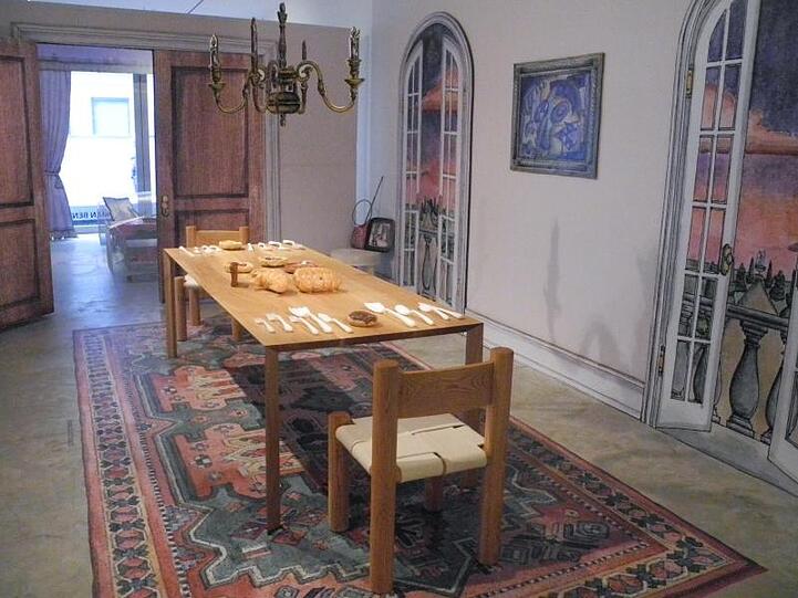 Das Esszimmer in einem lebensgroßen Puppenhaus: Der surreale Effekt des Raums und der Möbel entsteht durch eine Art doppelte Skalierung.