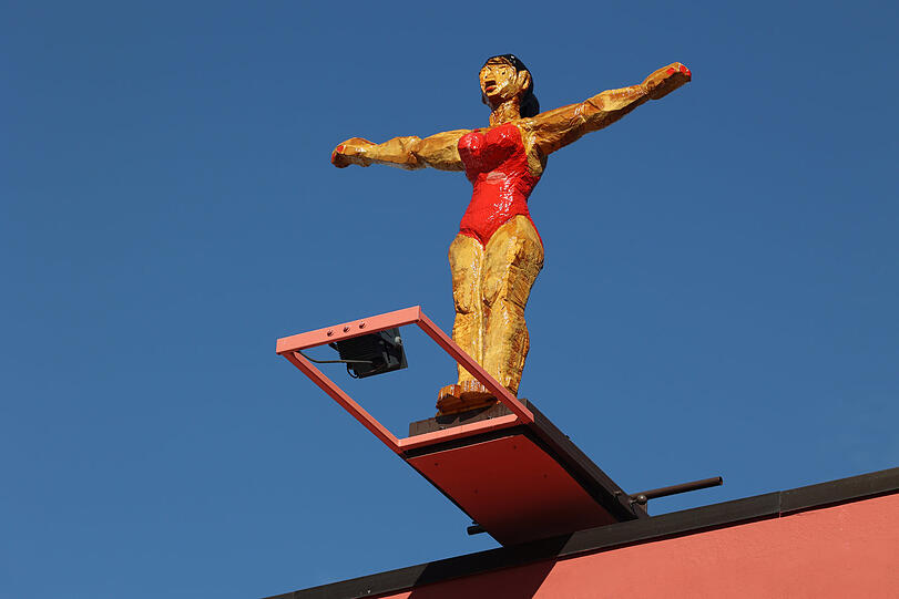 Die Turmspringerin von Jörg Herz: Ein echter Hingucker am Ostbahnhof
