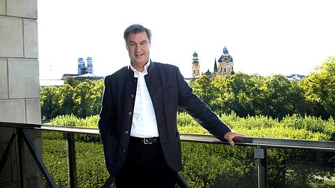 Aussicht auf die Münchner Altstadt: Markus Söder auf dem Balkon des Ministerratssaals in der Staatskanzlei.