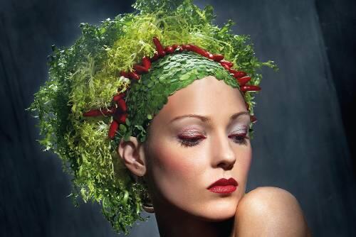 Frisch frisiert: Model mit Frisée-Schopf und Chilischoten als Garnierung.