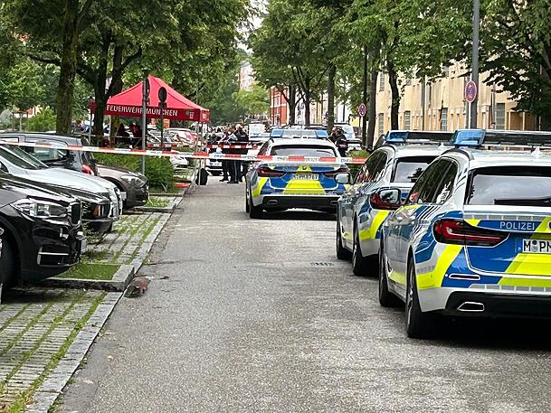 Die Polizei ist mit einem Großaufgebot in Milbertshofen. Die Polizei ist mit einem Großaufgebot in Milbertshofen.