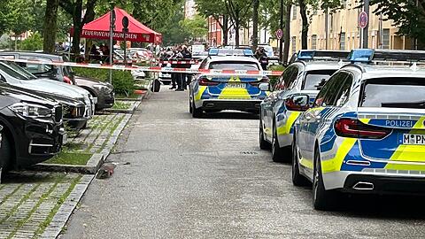 Die Polizei ist mit einem Großaufgebot in Milbertshofen.