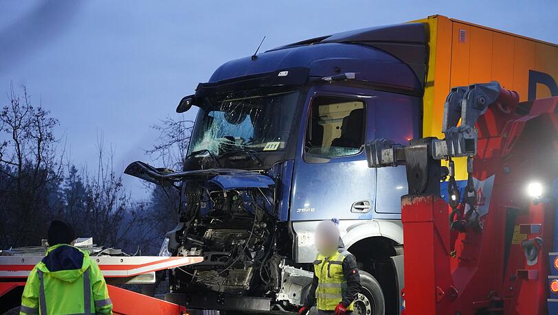 Drei Tote und mindestens elf Verletzte - das ist die vorläufige Bilanz einer Unfallserie auf der A44 im Kreis Paderborn. Drei Tote und mindestens elf Verletzte - das ist die vorläufige Bilanz einer Unfallserie auf der A44 im Kreis Paderborn.