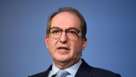 Bundesinnenminister Alexander Dobrindt (CSU) sagt, er wolle das Bundesamt f&uuml;r Verfassungsschutz zu einem echten Geheimdienst machen. (Archivbild)