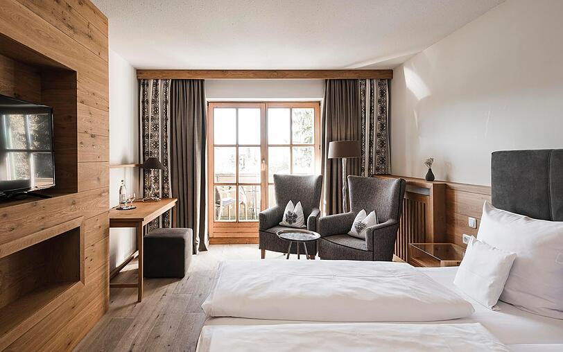 Das Parkhotel am Soier See &ndash; hier eine Suite &ndash; liegt an der Radstrecke "Land der Moore".