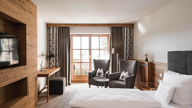 Das Parkhotel am Soier See &ndash; hier eine Suite &ndash; liegt an der Radstrecke "Land der Moore".