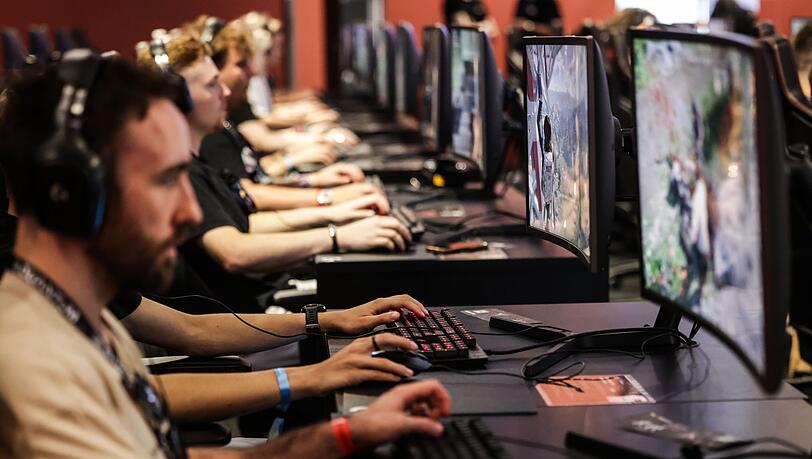 Einmal zur Probe spielen, bitte: Gamescom-Besucher im Jahr 2025. Auch dieses Jahr dürfte es voll werden bei dem Gamingevent. (Archivbild) Einmal zur Probe spielen, bitte: Gamescom-Besucher im Jahr 2025. Auch dieses Jahr dürfte es voll werden bei dem Gamingevent. (Archivbild)