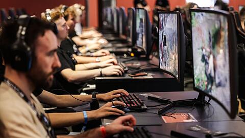 Einmal zur Probe spielen, bitte: Gamescom-Besucher im Jahr 2025. Auch dieses Jahr d&uuml;rfte es voll werden bei dem Gamingevent. (Archivbild)