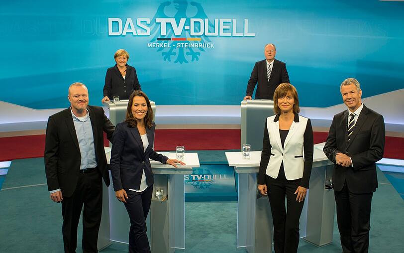 Drei seri&ouml;se Polit-Journalisten und ein TV-Entertainer versammelten sich 2013 zum TV-Duell der Kanzlerkandidaten Angela Merkel und Peer Steinbr&uuml;ck: Anne Will (vorne, zweite von links), Maybrit Illner (vorne, zweite von rechts) und Peter Kloeppel (vorne rechts) und Stefan Raab (links)!