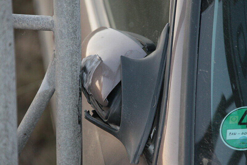 Der Opelfahrer setzte seinen Wagen frontal gegen ein Verkehrsschild.