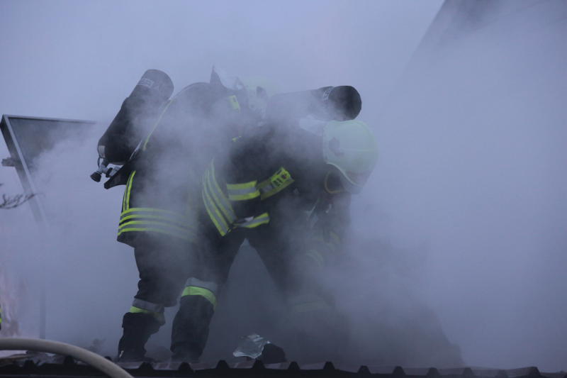 Rauch-Alarm am Rosenmontag in Mittbach: Unter einem Vordach ist ein Motorboot in Brand geraten. Zwei Personen wurden dabei leicht verletzt. Die Bilder vom Feuerwehreinsatz