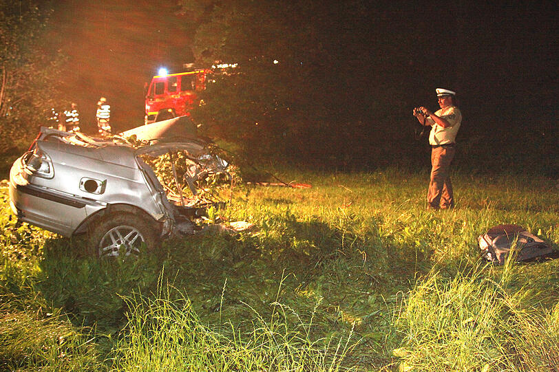 Ein 18-Jähriger ist in der Nacht zum Samstag im oberbayerischen Schechen (Landkreis Rosenheim) mit seinem Auto gegen einen Baum gefahren. Er und sein Beifahrer sind gestorben.