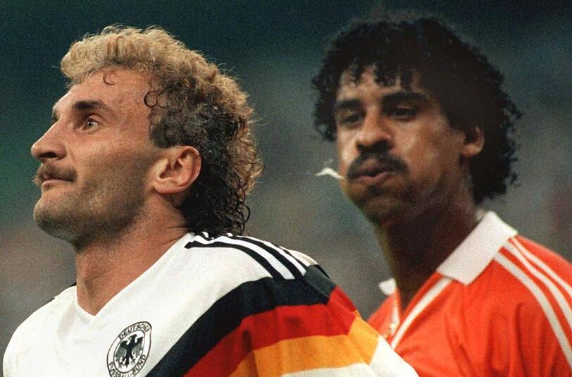 Bei der WM-Spuckattacke 1990: Frank Rijkaard mit echten gegen Rudi Völler mit gemachten Locken.