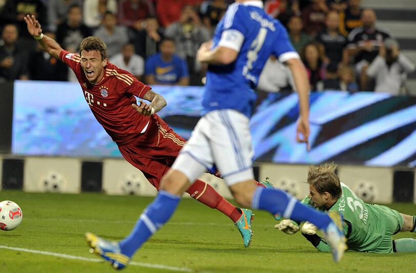 Mario Mandzukic wird von Timo Hildebrand beim Testspiel zwischen dem FC Bayern und dem FC Schalke 04 in Doha, Katar, elfmeterreif gefoult.
