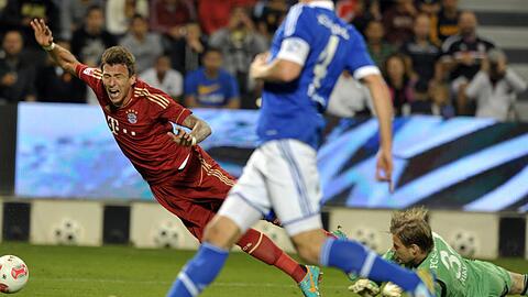 Mario Mandzukic wird von Timo Hildebrand beim Testspiel zwischen dem FC Bayern und dem FC Schalke 04 in Doha, Katar, elfmeterreif gefoult.