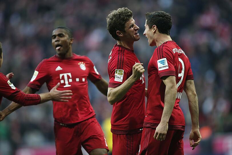 Offensive der Extraklasse: Die Bayern Costa, Müller und Lewandowski bejubeln das 3:1 gegen Dortmund.