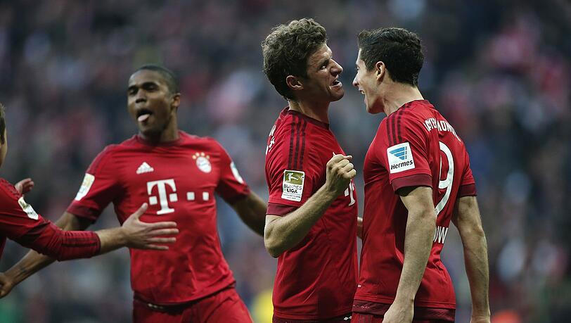Offensive der Extraklasse: Die Bayern Costa, Müller und Lewandowski bejubeln das 3:1 gegen Dortmund.