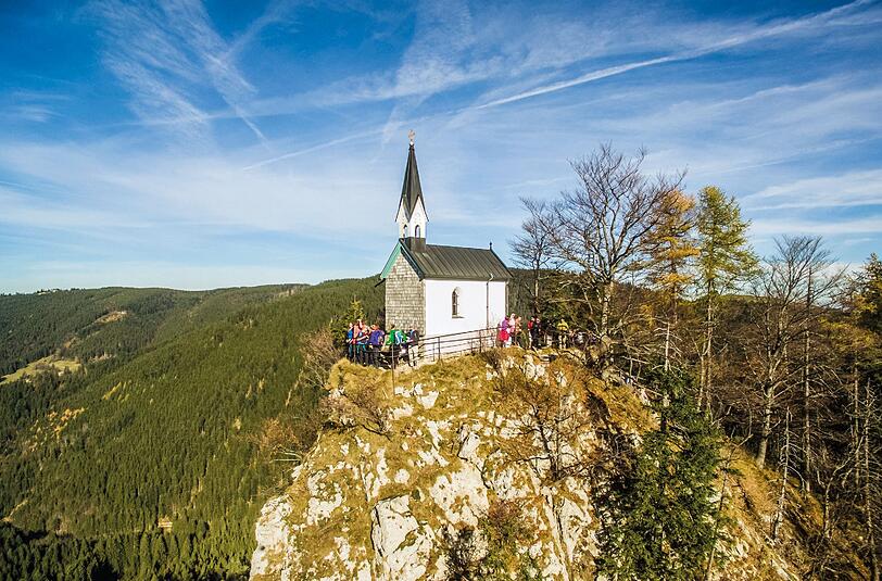 Wunderschön gelegen: die Kapelle am Riederstein.