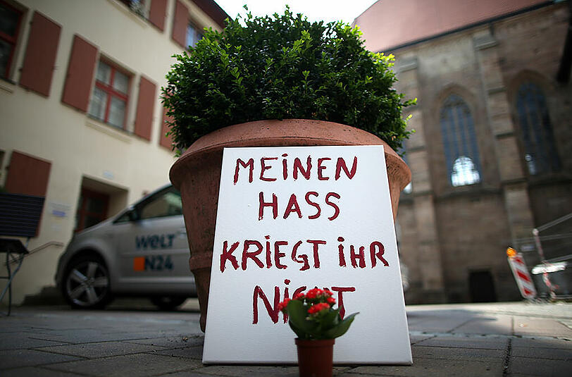 Die Erinnerung an den Terroranschlag ist in der Ansbacher Altstadt Allgegenwärtig. Hass, Angst oder Verzweiflung sucht man hingegen vergeblich.