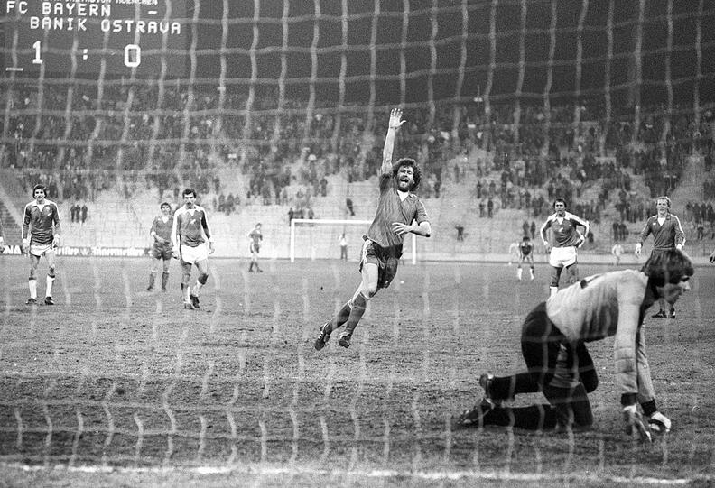 1976/77: im Achtelfinale wartet Banik Ostrau aus Tschechien. 1:2 geht das Hinspiel verloren, im Rückspiel kommen die Bayern zurück und gewinnen 5:0. Im Bild: Paul Breitners Elfmeter zum zwischenzeitlichen 2:0.