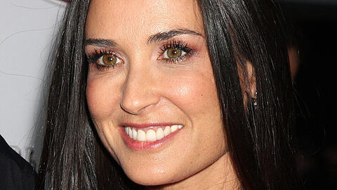 Schauspielerin Demi Moore sitzt mit ihren Töchtern an einem Tisch