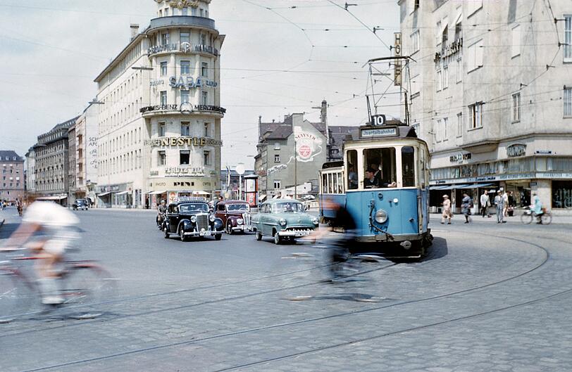 1955: Das Pini-Haus (früher: Imperial-Haus) mit viel Leuchtreklame.