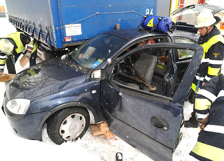 Warum ihr Auto ins Rutschen kam, ist nicht bekannt. Aber klar ist auf jeden Fall: Die beiden jungen Männer in Riem hatten großes Glück. Eine Lkw-Deichsel, die sich von der Beifahrer- bis zur Fahrertür bohrt, klemmt einen zwar ein, aber verletzt beide nur leicht.