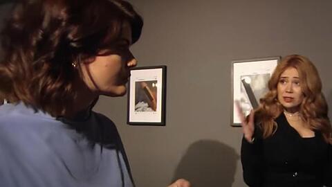Die Autorin und Journalistin Sophie Passmann (l) und die Moderatorin Palina Rojinski im Gespräch in in der fingierten Kunstausstellung "Männerwelten" (Standbild).