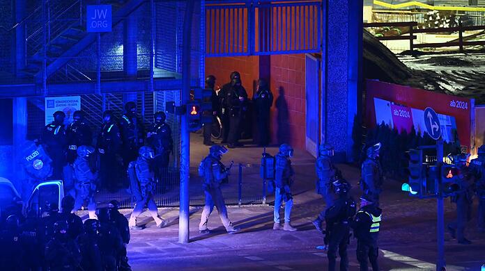 Einsatzkräfte vor einem Gebäude in Alsterdorf.