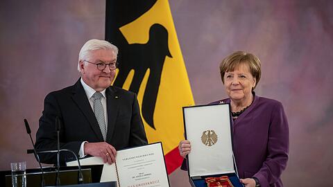 Altkanzlerin Angela Merkel erhält von Bundespräsident Frank-Walter Steinmeier das Großkreuz des Verdienstordens der Bundesrepublik Deutschland in besonderer Ausführung im Schloss Bellevue verliehen.