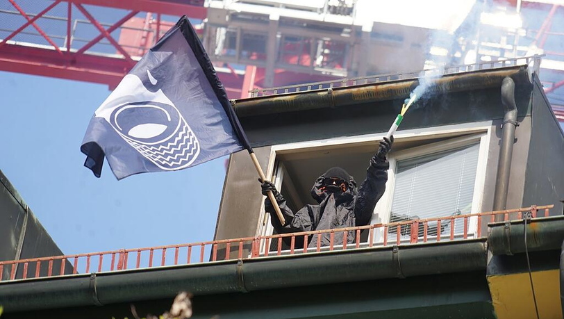 Nur etwa eine Stunde dauert der Protest in der Karlstraße, dann räumt die Polizei das Haus. Nur etwa eine Stunde dauert der Protest in der Karlstraße, dann räumt die Polizei das Haus.