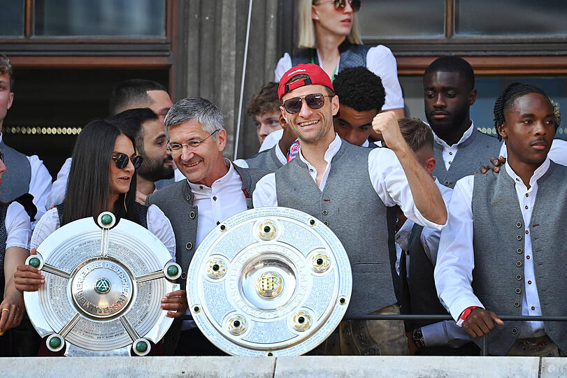 Cool mit Schale: Thomas Müller 2023 auf dem Rathausbalkon, links daneben Sarah Zadril von den Deutschen Meisterinnen des FC Bayern.